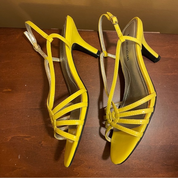 Naturalizer Yellow Heel Sandals, size 6.5 - Picture 5 of 11